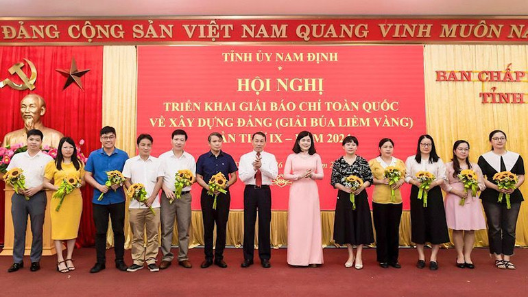 Đại diện các nhóm tác giả, tác giả có tác phẩm gửi tham dự Giải Búa liềm vàng toàn quốc năm 2023 được biểu dương tại hội nghị. (Ảnh: XUÂN TRƯỜNG)