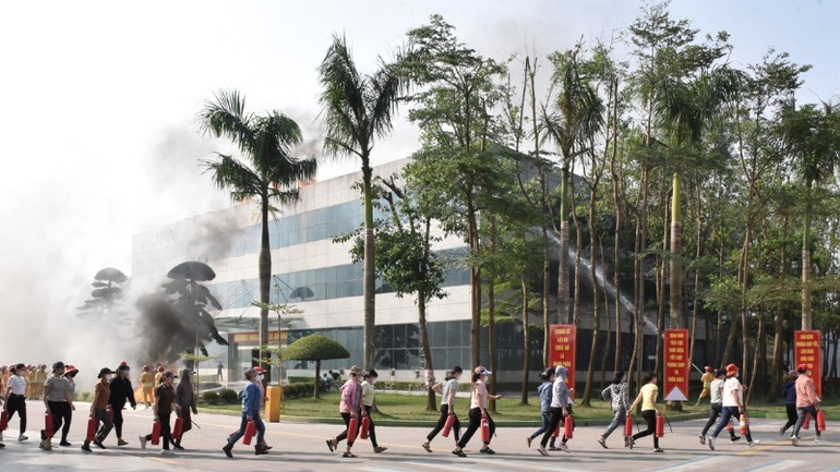 Lực lượng do Ủy ban nhân dân tỉnh huy động tổ chức hoạt động chữa cháy và cứu hộ cứu nạn. (Ảnh: XUÂN TRƯỜNG)