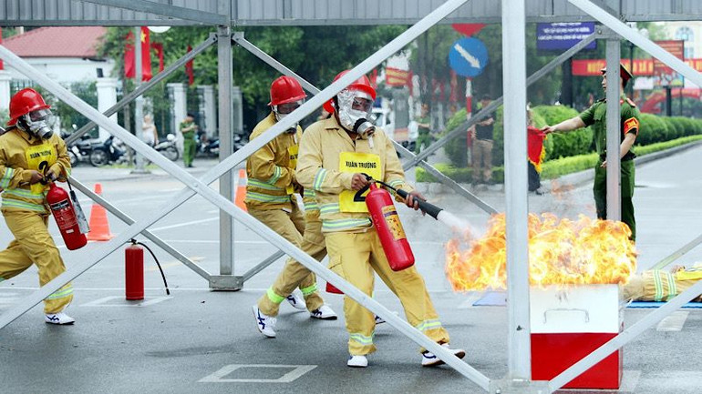 Tiếp đó là thi thực hành chữa cháy. (Ảnh: XUÂN TRƯỜNG)