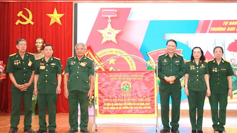 Hội Truyền thống Trường Sơn-Ðường Hồ Chí Minh Việt Nam tặng cờ Đơn vị thi đua xuất sắc, tiêu biểu cho Hội Truyền thống Trường Sơn-Ðường Hồ Chí Minh tỉnh Nam Định. Hội Truyền thống Trường Sơn-Ðường Hồ Chí Minh Việt Nam tặng cờ Đơn vị thi đua xuất sắc, tiêu biểu cho Hội Truyền thống Trường Sơn-Ðường Hồ Chí Minh tỉnh Nam Định.