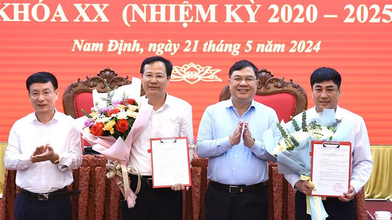 Các đồng chí Thường trực Tỉnh ủy Nam Định trao Quyết định, chúc mừng hai đồng chí được chỉ định tham gia Ban Chấp hành Đảng bộ tỉnh Nam Định nhiệm kỳ 2020-2025. (Ảnh: XUÂN TRƯỜNG)