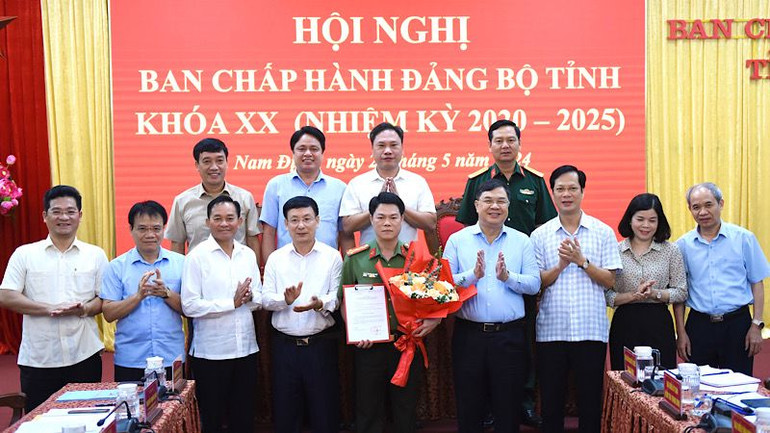 Ban thường vụ Tỉnh ủy Nam Định chúc mừng đồng chí Đại tá Nguyễn Hữu Mạnh, Giám đốc Công an tỉnh Nam Định được Ban Bí thư Trung ương Đảng chỉ định tham gia Ban Chấp hành, Ban thường vụ Tỉnh ủy Nam Định nhiệm kỳ 2020-2025. (Ảnh: XUÂN TRƯỜNG)