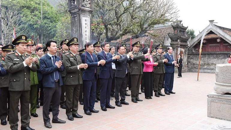 Các đại biểu dâng hương tại đền thờ Vua Đinh Tiên Hoàng ở Khu di tích quốc gia đặc biệt Cố đô Hoa Lư, Ninh Bình. (Ảnh: XUÂN TRƯỜNG)