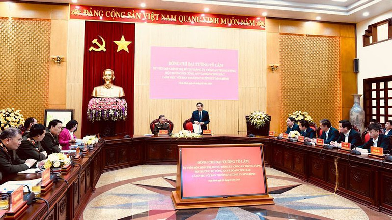 Quang cảnh buổi làm việc. (Ảnh: XUÂN TRƯỜNG)