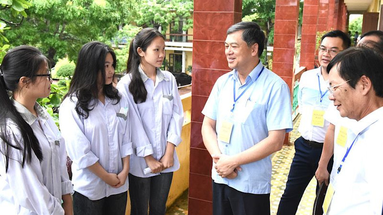 Phó Chủ tịch Ủy ban nhân dân tỉnh, Trưởng Ban Chỉ đạo thi tốt nghiệp Trung học phổ thông năm 2024 tỉnh Nam Định Trần Lê Đoài động viên thí sinh trước giờ thi.