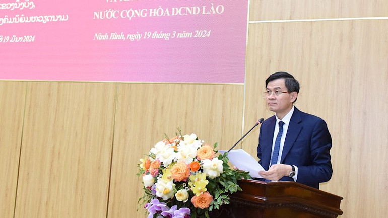 Đồng chí Đoàn Minh Huấn, Ủy viên Trung ương Đảng, Bí thư Tỉnh ủy Ninh Bình phát biểu chào mừng Đoàn đại biểu cấp cao tỉnh Oudomxay. (Ảnh: XUÂN TRƯỜNG)