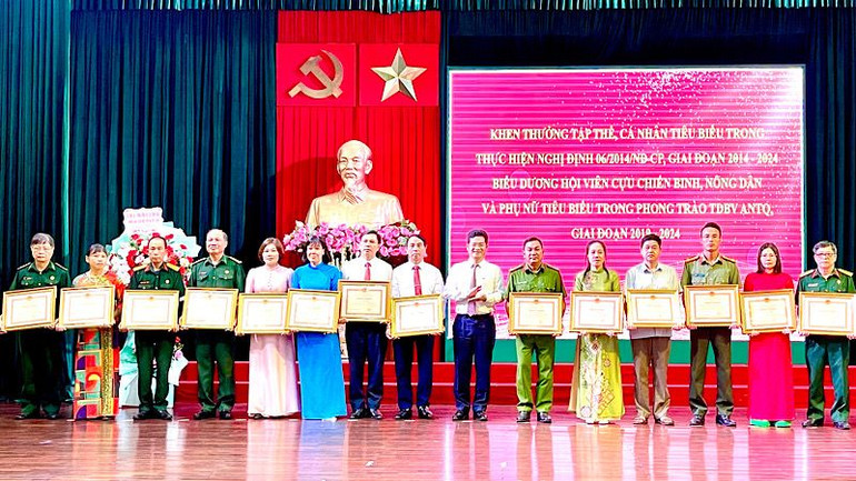 Phó Chủ tịch thường trực Ủy ban nhân dân tỉnh, Trưởng Ban Chỉ đạo 138 tỉnh Nam Định Trần Anh Dũng trao Bằng khen của Ủy ban nhân dân tỉnh Nam Định cho các tập thể, cá nhân có thành tích xuất sắc. (Ảnh: XUÂN TRƯỜNG)