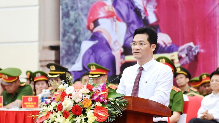 Đồng chí Trần Anh Dũng, Phó Chủ tịch Thường trực Ủy ban nhân dân tỉnh, Trưởng ban chỉ đạo phòng cháy, chữa cháy tỉnh Nam Định phát biểu chào mừng hội thi. Đồng chí Trần Anh Dũng, Phó Chủ tịch Thường trực Ủy ban nhân dân tỉnh, Trưởng ban chỉ đạo phòng cháy, chữa cháy tỉnh Nam Định phát biểu chào mừng hội thi.