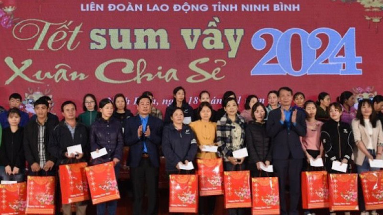Lãnh đạo Liên đoàn Lao động tỉnh Ninh Bình tặng quà Tết cho công nhân lao động có hoàn cảnh khó khăn tại chương trình. (Ảnh: Xuân Trường)
