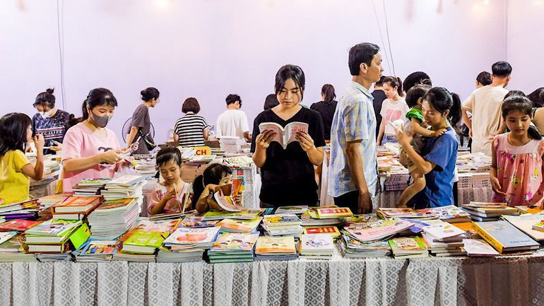 Các gian trưng bày thu hút người yêu sách, đam mê tìm tòi, khám phá tri thức đủ mọi lứa tuổi. (Ảnh: XUÂN TRƯỜNG) Các gian trưng bày thu hút người yêu sách, đam mê tìm tòi, khám phá tri thức đủ mọi lứa tuổi. (Ảnh: XUÂN TRƯỜNG)