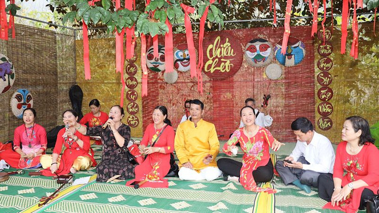 Hoạt động văn nghệ tại lễ hội. (Ảnh: NGỌC LÊ)