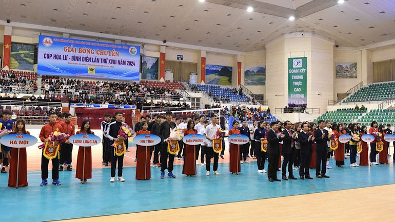 Các đội bóng tham dự Lễ khai mạc giải. Ảnh: XUÂN TRƯỜNG Các đội bóng tham dự Lễ khai mạc giải. Ảnh: XUÂN TRƯỜNG