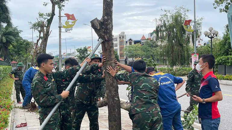 Các lực lượng phối hợp khắc phục hậu quả bão số 3 năm 2024 trên địa bàn thành phố Nam Định, tỉnh Nam Định. (Ảnh: XUÂN TRƯỜNG)