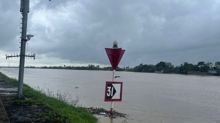 Nước trên sông Đào đoạn qua thành phố Nam Định, tỉnh Nam Định dâng cao.