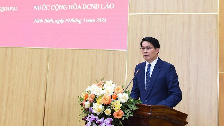 Đồng chí Bounkhong Lachiemphone, Ủy viên dự khuyết Ban Chấp hành Trung ương Đảng Nhân dân cách mạng Lào, Bí thư Tỉnh ủy, Tỉnh trưởng Oudomxay phát biểu tại hội đàm. (Ảnh: XUÂN TRƯỜNG)