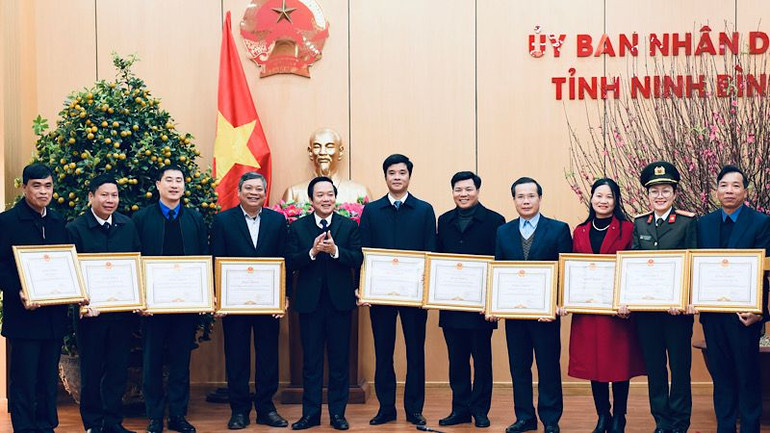 Chủ tịch Ủy ban nhân dân tỉnh khen thưởng các tập thể có thành tích xuất sắc trong phong trào thi đua “Cả nước chung sức xây dựng nông thôn mới” giai đoạn 2021-2023 của tỉnh Ninh Bình. (Ảnh: XUÂN TRƯỜNG)