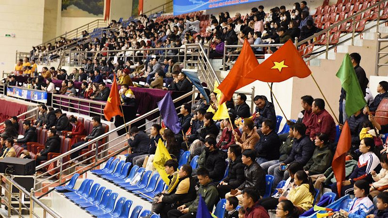 Khá đông người hâm mộ bóng chuyền đến dự Lễ khai mạc và cổ vũ các đội bóng thi đấu. Ảnh: XUÂN TRƯỜNG Khá đông người hâm mộ bóng chuyền đến dự Lễ khai mạc và cổ vũ các đội bóng thi đấu. Ảnh: XUÂN TRƯỜNG