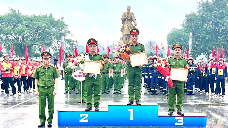 Trung tướng Nguyễn Tuấn Anh, Cục trưởng Cục Cảnh sát Phòng cháy, chữa cháy và cứu nạn, cứu hộ (Bộ Công an) trao giải nhất, nhì, ba toàn đoàn cho các đội tuyển. Trung tướng Nguyễn Tuấn Anh, Cục trưởng Cục Cảnh sát Phòng cháy, chữa cháy và cứu nạn, cứu hộ (Bộ Công an) trao giải nhất, nhì, ba toàn đoàn cho các đội tuyển.