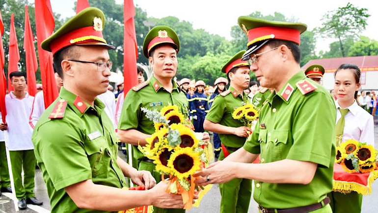 Trung tướng Nguyễn Tuấn Anh, Cục trưởng Cục Cảnh sát Phòng cháy, chữa cháy và cứu nạn, cứu hộ (Bộ Công an) tặng hoa chúc mừng các đội tuyển dự hội thi. Trung tướng Nguyễn Tuấn Anh, Cục trưởng Cục Cảnh sát Phòng cháy, chữa cháy và cứu nạn, cứu hộ (Bộ Công an) tặng hoa chúc mừng các đội tuyển dự hội thi.