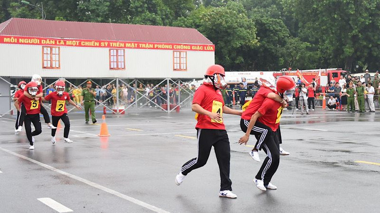 Nội dung thì thực hành cứu người thoát khỏi đám cháy... Nội dung thì thực hành cứu người thoát khỏi đám cháy...