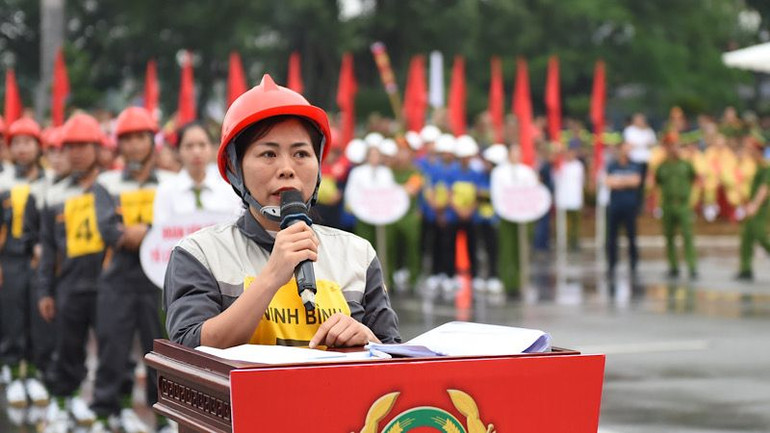 Vận động viên tranh tài trong phần thi lý thuyết. Vận động viên tranh tài trong phần thi lý thuyết.