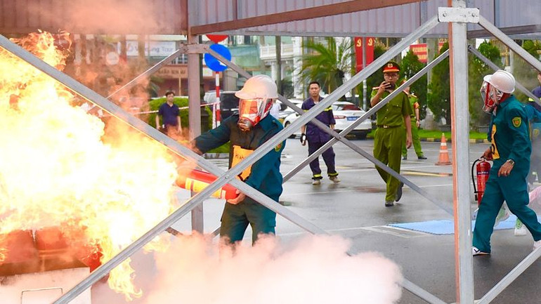 Vận động viên thực hiện nội dung thi thực hành chữa cháy. Vận động viên thực hiện nội dung thi thực hành chữa cháy.