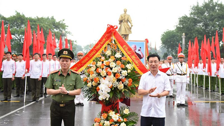 Đồng chí Phạm Đình Nghị, Chủ tịch Ủy ban nhân dân tỉnh Nam Định tặng hoa chúc mừng hội thi. Đồng chí Phạm Đình Nghị, Chủ tịch Ủy ban nhân dân tỉnh Nam Định tặng hoa chúc mừng hội thi.