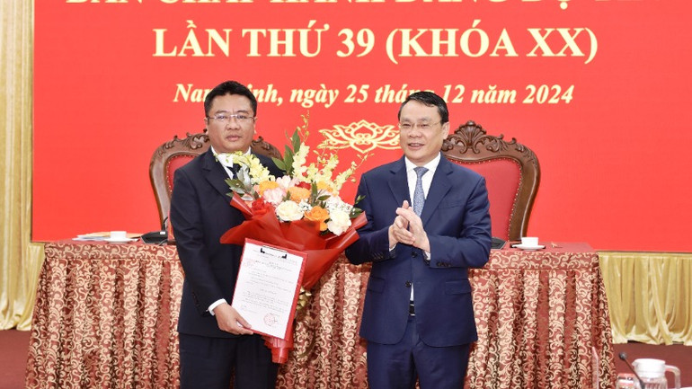 Đồng chí Bí thư Tỉnh ủy Nam Định Đặng Khánh Toàn trao Quyết định của Ban Bí thư Trung ương Đảng cho đồng chí Doãn Quang Hùng (ảnh trái). (Ảnh: XUÂN TRƯỜNG) Đồng chí Bí thư Tỉnh ủy Nam Định Đặng Khánh Toàn trao Quyết định của Ban Bí thư Trung ương Đảng cho đồng chí Doãn Quang Hùng (ảnh trái). (Ảnh: XUÂN TRƯỜNG)