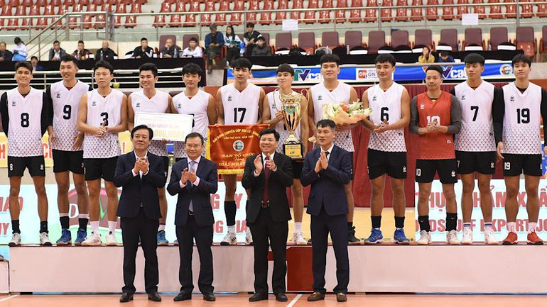 Đội bóng chuyền nam Biên Phòng lên ngôi vô địch tại giải. (Ảnh: XUÂN TRƯỜNG)