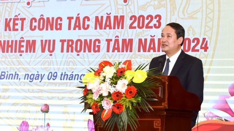 Đồng chí Mai Văn Tuất, Phó Bí thư Thường trực Tỉnh ủy, Chủ tịch Hội đồng nhân dân tỉnh Ninh Bình phát biểu tại hội nghị. (Ảnh: XUÂN TRƯỜNG)