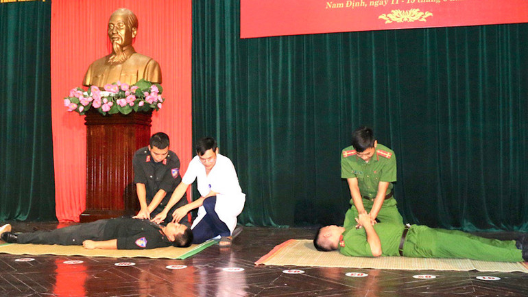 Thực hành sơ cứu người bị nạn. Thực hành sơ cứu người bị nạn.