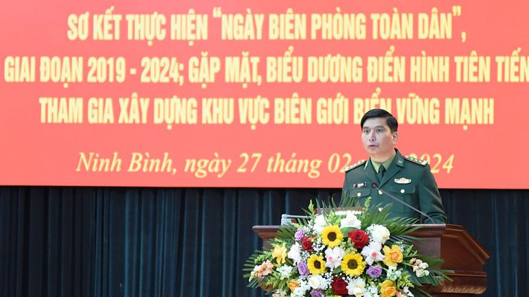 Thượng tá Đỗ Vĩnh Thăng, Chính ủy Bộ chỉ huy Bộ đội Biên phòng tỉnh Ninh Bình báo cáo kết quả thực hiện "Ngày Biên phòng toàn dân" giai đoạn 2019-2024 trên địa bàn tỉnh Ninh Bình. Ảnh: XUÂN TRƯỜNG