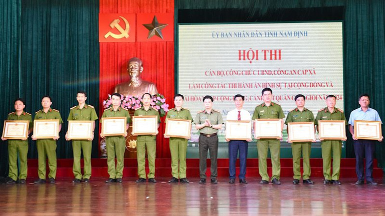 Đại tá Nguyễn Hữu Mạnh, Giám đốc Công an tỉnh Nam Định trao Bằng khen của Ủy ban nhân dân tỉnh Nam Định cho các tập thể, cá nhân có thành tích xuất sắc trong công tác tái hòa nhập cộng đồng và tổ chức hội thi. Đại tá Nguyễn Hữu Mạnh, Giám đốc Công an tỉnh Nam Định trao Bằng khen của Ủy ban nhân dân tỉnh Nam Định cho các tập thể, cá nhân có thành tích xuất sắc trong công tác tái hòa nhập cộng đồng và tổ chức hội thi.