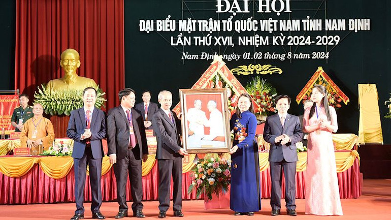 Nhân dịp này, Phó Chủ tịch-Tổng Thư ký Ủy ban Trung ương Mặt trận Tổ quốc Việt Nam Nguyễn Thị Thu Hà đã trao tặng Đại hội bức ảnh Bác Hồ-Bác Tôn, biểu tượng vững chắc của khối đại đoàn kết toàn dân tộc.