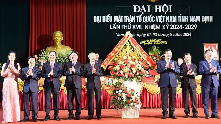 Các đồng chí Thường trực Tỉnh ủy Nam Định tặng lẵng hoa tươi thắm chúc mừng Đại hội.