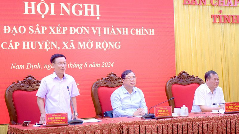 Đồng chí Phạm Đình Nghị, Chủ tịch Ủy ban nhân dân tỉnh Nam Định phát biểu tại hội nghị.