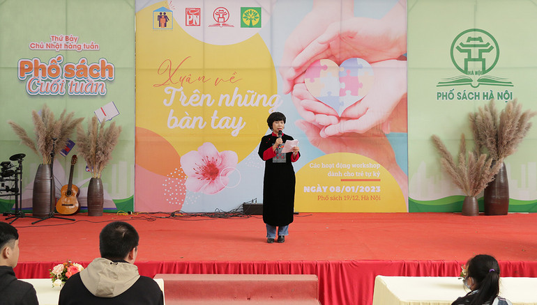 Bà Nguyễn Tuyết Hạnh - Chủ tịch Câu lạc bộ gia đình người tự kỷ Hà Nội, phát biểu khai mạc chương trình.