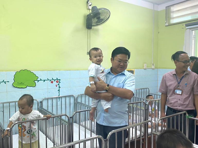 Ông Lê Văn Thinh yêu cầu, lãnh đạo các cơ sở bảo trợ xã hội phải tạo mọi điều kiện tốt nhất để số trẻ từ Mái ấm Hoa Hồng chuyển đến sớm hòa nhập, được chăm lo về mọi mặt.