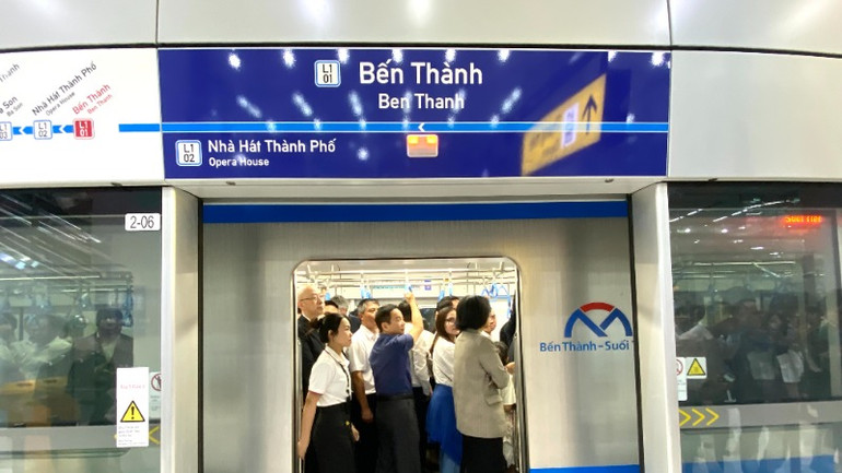 Hành khách vui vẻ cùng đoàn tàu metro số 1 lăn bánh từ ga Bến Thành. (Ảnh: QUÝ HIỀN)