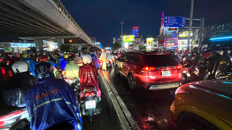 Khu vực ngã tư Hàng Xanh kẹt cứng phương tiện tối 15/5