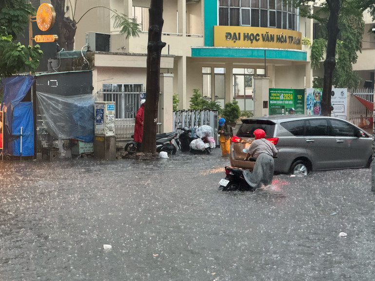 Phương tiện di chuyển khó khăn trước Đại học Văn hoá, phường Thảo Điền, thành phố Thủ Đức