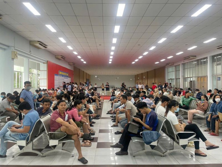 Người dân chờ mua vé tàu Tết Ất Tỵ ngày 6/10 tại ga Sài Gòn. (Ảnh: QUÝ HIỀN)