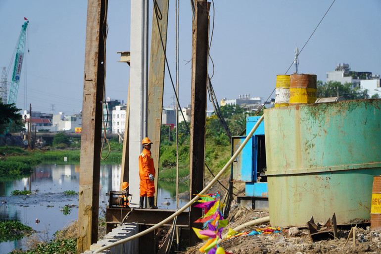 Công nhân tích cực thi công ngày từ đầu năm trên Công trường Dự án cải tạo kênh Tham Lương - Bến Cát - rạch Nước Lên.