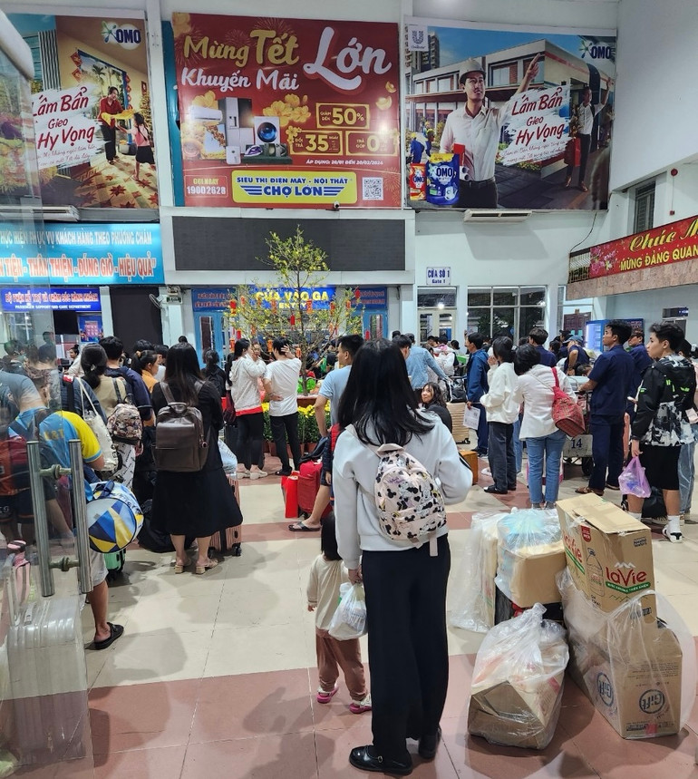 Hành khách ra ga Sài Gòn về quê đón Tết.