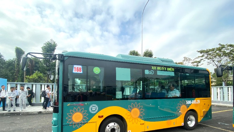 Xe buýt thuần điện ra mắt sáng 20/12, chính thức hoạt động ngày 22/12 cùng với tuyến metro số 1 (Ảnh: QUÝ HIỀN) Xe buýt thuần điện ra mắt sáng 20/12, chính thức hoạt động ngày 22/12 cùng với tuyến metro số 1 (Ảnh: QUÝ HIỀN)