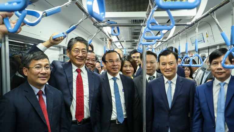 Bí thư Thành ủy Thành phố Hồ Chí Minh cùng Đại sứ đặc quyền mệnh toàn quyền Nhật Bản tại Việt Nam và đi trên chuyến metro số 1. (Ảnh: THẾ ANH)