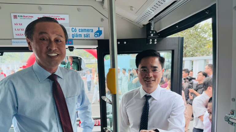 Gíam đốc Sở Giao thông vận tải Thành phố Hồ Chí Minh Trần Quang Lâm (bìa phải) cùng trải nghiệm xe buýt điện. Gíam đốc Sở Giao thông vận tải Thành phố Hồ Chí Minh Trần Quang Lâm (bìa phải) cùng trải nghiệm xe buýt điện.