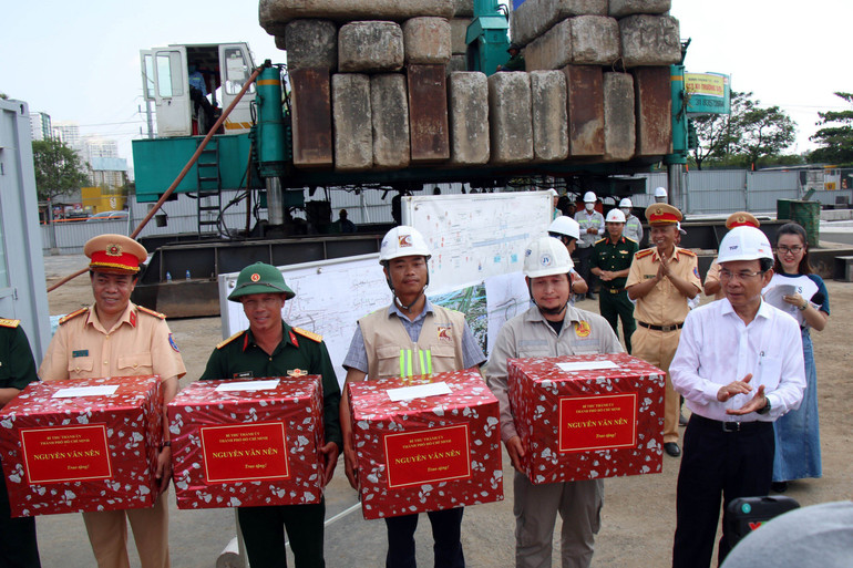 Bí thư Thành ủy Thành phố Hồ Chí Minh Nguyễn Văn Nên tặng quà động viên công nhân tại công trường thi công hầm chui.