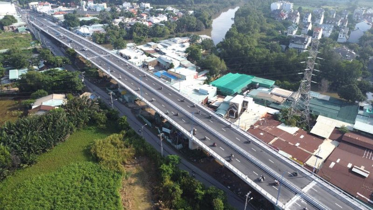 Cầu Nam Lý nằm trên tuyến đường Đỗ Xuân Hợp bắc qua Rạch Chiếc có vai trò quan trọng trong phát triển kinh tế - xã hội của thành phố Thủ Đức nói riêng và Thành phố Hồ Chí Minh nói chung. (Ảnh: QUÝ HIỀN)