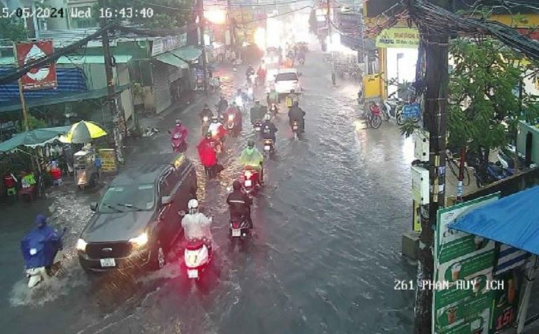 Đường Phan Huy Ích, quận Gò Vấp ngập chiều 15/5 sau cơn mưa như trút nước